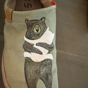 Uin slip on bear canvas shoes size 10